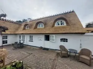 Gårdplads ved Lotusgården B&B med udsigt til de tre buede tagkviste