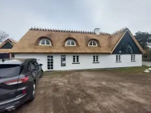 Stråtag Nykøbing Sjælland – facaden mod vejen med det nytækkede tag på Lotusgården B&B