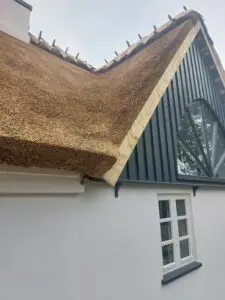 Stråtag Nykøbing Sjælland – langsiden af det nytækkede tag på Lotusgården med kvist og B&B-skilt