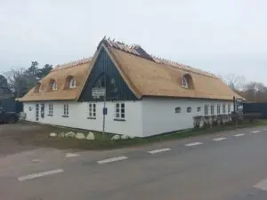 Stråtag i Nykøbing Sjælland – facaden på Lotusgården B&B fotograferet fra parkeringspladsen