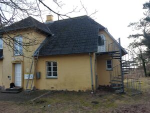 Nærbillede af eternittag og kvist på huset på Røsnæs før stråtag blev lagt
