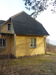 Nærbillede af tagfod og eternittag på huset på Røsnæs før tækning