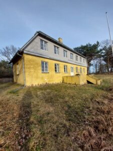 Langsiden af huset på Røsnæs med eternittag før det blev skiftet til stråtag