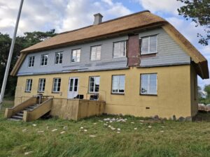 Nyt stråtag på huset på Røsnæs, mens facaden stadig ventede på at blive færdiggjort