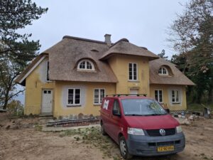 Huset på Røsnæs med færdigt stråtag, fotograferet i november 2024