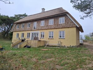 Det færdige stråtag på huset på Røsnæs med nyt facadebeklædning i november 2024