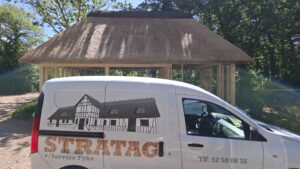 Konstruktion af garagens helvalmede tag på Røsnæs set indefra, før tækning